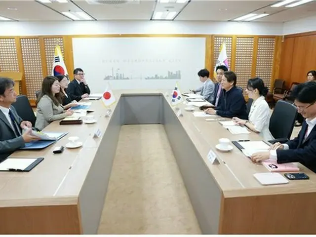 釜山市の関係者と長崎県代表団の会議の様子（釜山市提供）＝（聯合ニュース）≪転載・転用禁止≫