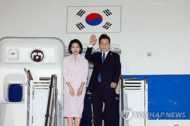 李在明大統領は２６日（米現地時間）、訪米を終えて帰国の途に就いた。夫人と専用機に乗り込む際に手を降る李大統領＝２６日、フィラデルフィア（聯合ニュース）