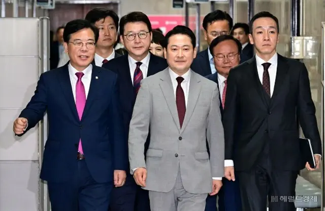 張東赫、国民の力新任代表（中央）