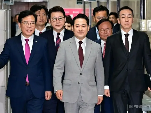 張東赫、国民の力新任代表（中央）