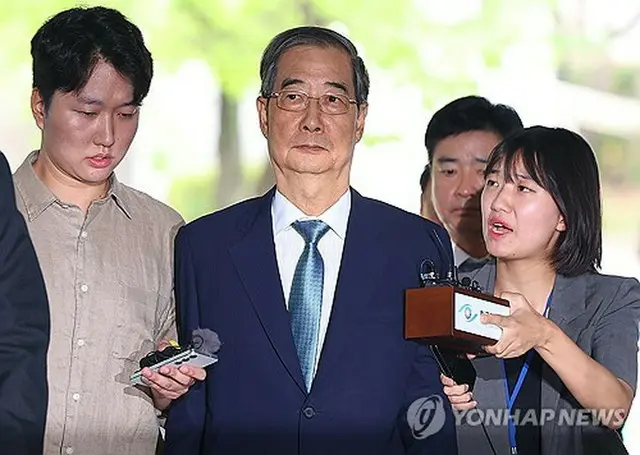 令状審査に出席するため、ソウル中央地裁に入る韓悳洙（ハン・ドクス）前首相（中央）＝２７日、ソウル（聯合ニュース）