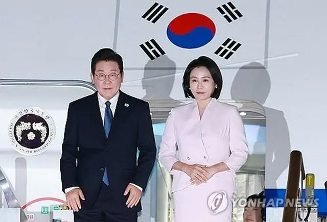 ソウル空港に到着した李大統領夫妻＝２８日、城南（聯合ニュース）