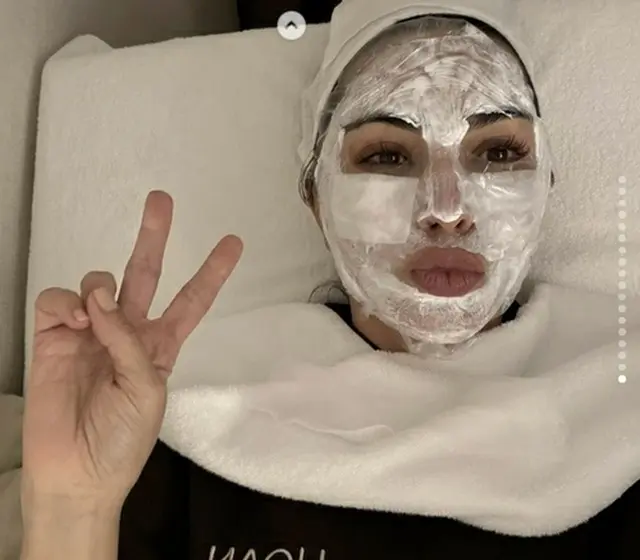 美容施術を受けるキム・カーダシアンさん（インスタグラムより提供）＝（聯合ニュース）≪転載・転用禁止≫