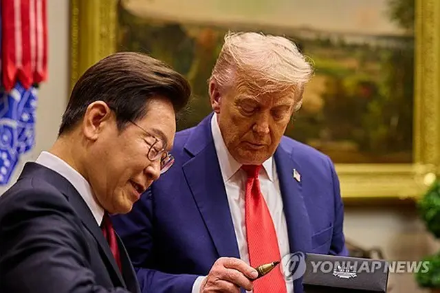 米ホワイトハウスで首脳会談を行った韓国の李大統領（左）と米国のトランプ大統領＝２５日、ワシントン（聯合ニュース）