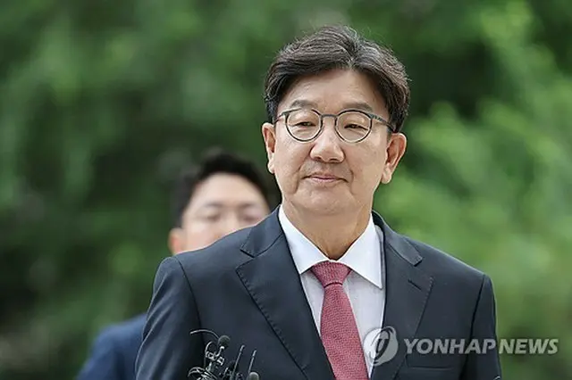 ２７日に特別検察官の事務室に出頭した権性東氏＝（聯合ニュース）