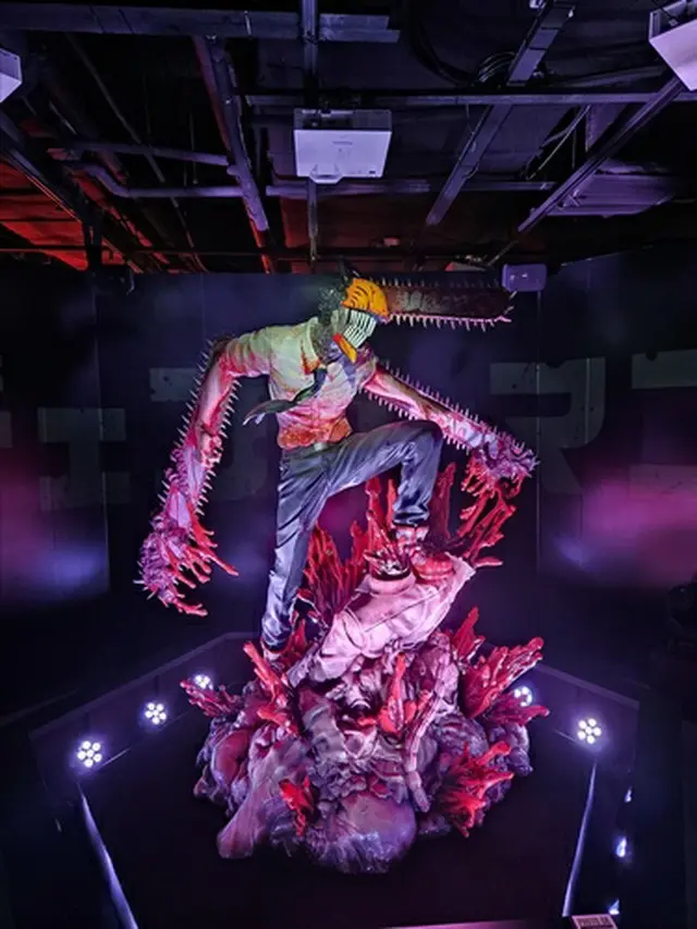 「アニメーション　チェンソーマン展」で展示されているキャラクターの等身大フィギュア＝２９日、ソウル（聯合ニュース）