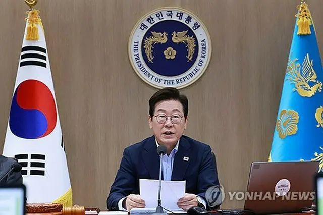 閣議で発言する李大統領＝２９日、ソウル（聯合ニュース）