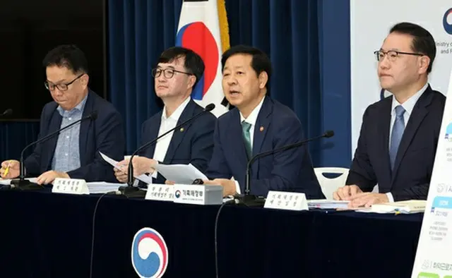 ２６年度予算案について説明する具潤哲・経済副首相兼企画財政部長官＝（聯合ニュース）