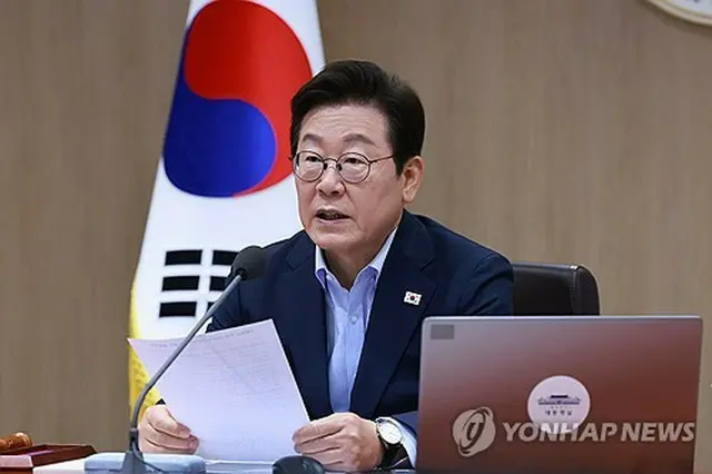 閣議で発言する李大統領＝２９日、ソウル（聯合ニュース）
