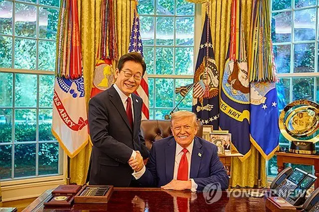 米ホワイトハウスで会談した韓国の李大統領（左）とトランプ大統領＝２５日、ワシントン（聯合ニュース）