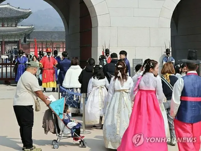 ソウル中心部にある朝鮮王朝時代の王宮、景福宮を訪れた外国人観光客＝（聯合ニュース）