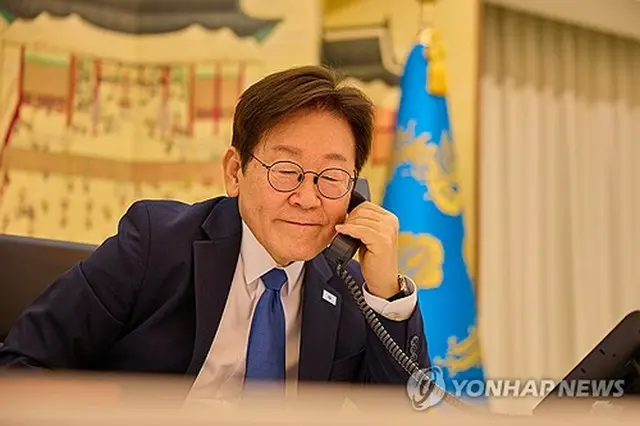 電話会談する李大統領（大統領室提供）＝（聯合ニュース）≪転載・転用禁止≫