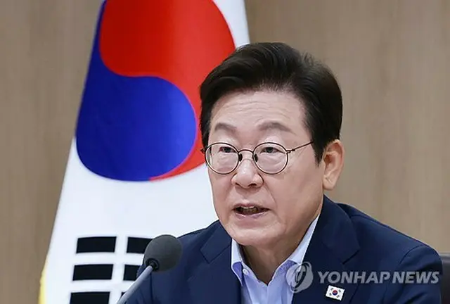 閣議で発言する李大統領＝２９日、ソウル（聯合ニュース）