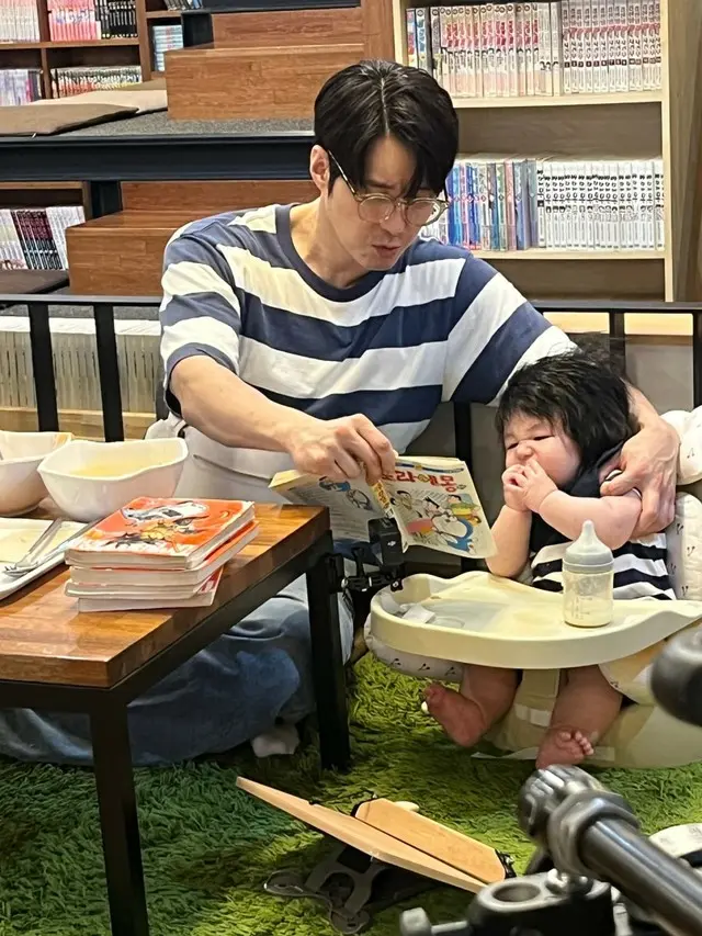 “ドラえもん英才教育もバッチリ”シム・ヒョンタク、キャラクターを産んだ？18歳差日本人妻との息子が人形みたいにキュート「カップルルックデート」