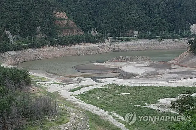 貯水率が１５％を割り込んだ五峰貯水池＝（聯合ニュース）