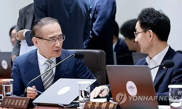 韓国の魏聖洛・国家安保室長（左）＝（聯合ニュース）