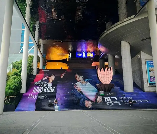 「BTS」JUNG KOOK、誕生日を迎え龍山駅の超大型階段ラッピングイベント実施