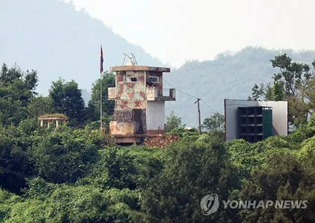 ソウル北方、坡州から見える北朝鮮軍の監視所＝（聯合ニュース）