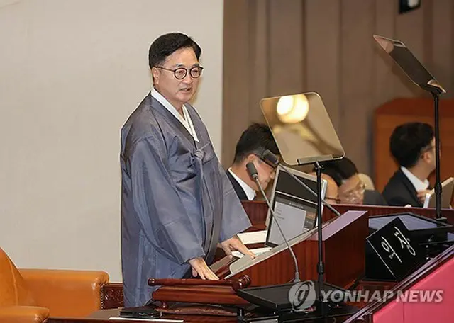 通常国会で開会の辞を述べる禹元植・国会議長＝１日、ソウル（聯合ニュース）