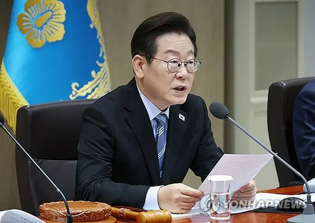 大統領室庁舎で開かれた閣議で発言する李大統領＝２日、ソウル（聯合ニュース）