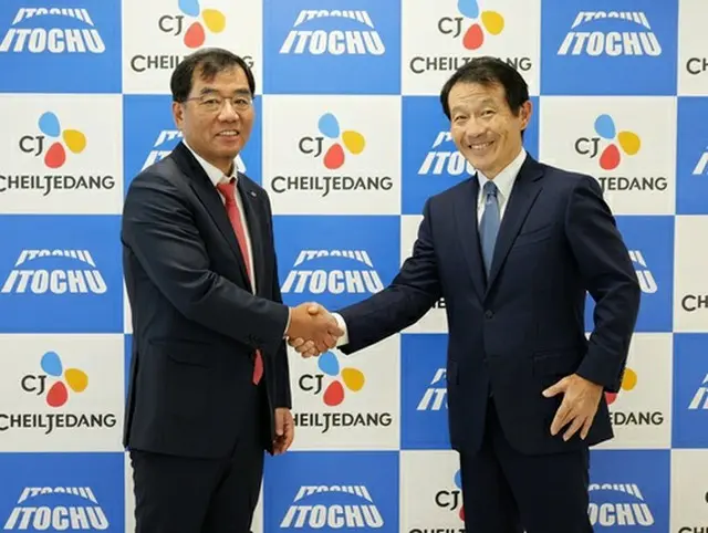 業務提携契約の締結式で記念撮影するＣＪ第一製糖の姜信豪（カン・シンホ）副会長（左）と伊藤忠商事の宮本秀一・食料カンパニープレジデント（ＣＪ第一製糖提供）＝（聯合ニュース）≪転載・転用禁止≫