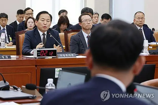 国会国防委員会で答弁する李次官＝２日、ソウル（聯合ニュース）