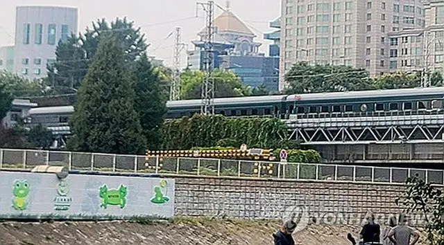 金正恩氏が乗っているとみられる列車が２日、北京駅近くを通過した＝（聯合ニュース）