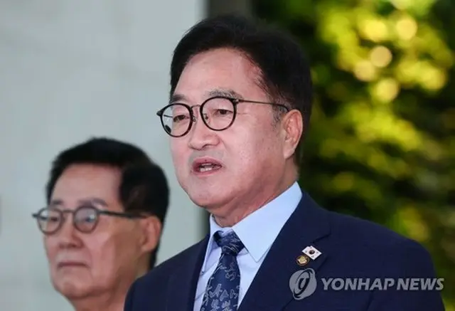 仁川国際空港で記者団の質問に答える禹元植・国会議長＝２日、仁川（聯合ニュース）