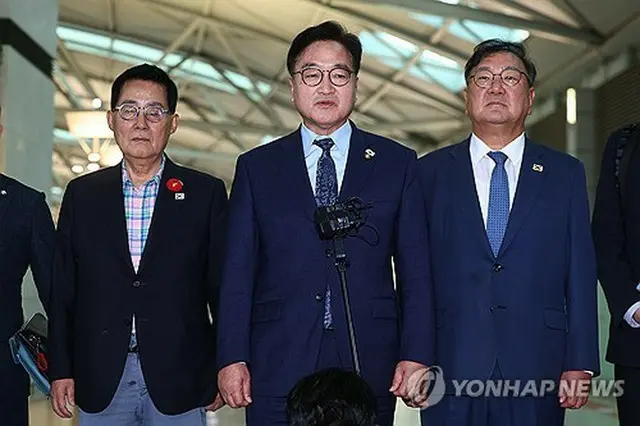 仁川国際空港で記者団の質問に答える禹元植・国会議長＝２日、仁川（聯合ニュース）