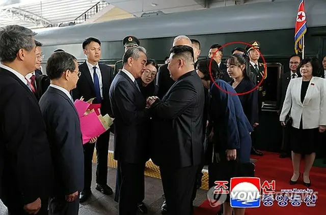 朝鮮中央通信は２日、金正恩氏の北京到着を報じた。公開した写真には娘のジュエ氏（赤い丸）の姿も写っている＝（朝鮮中央通信＝聯合ニュース）≪転載・転用禁止≫