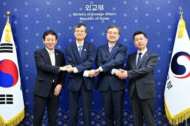 記念撮影する韓国の趙顕外交部長官（右から２人目）とＴＣＳの李煕燮事務局長（同３人目）、図師執二事務次長（左端）、顔亮事務次長＝３日、ソウル（聯合ニュース）