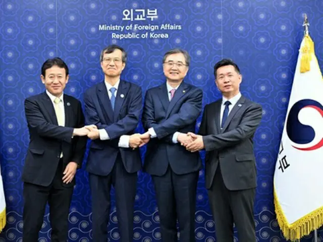 記念撮影する韓国の趙顕外交部長官（右から２人目）とＴＣＳの李煕燮事務局長（同３人目）、図師執二事務次長（左端）、顔亮事務次長＝３日、ソウル（聯合ニュース）