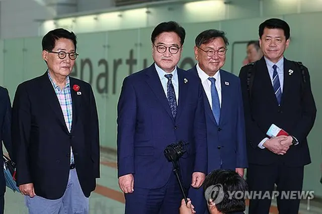 ２日、仁川国際空港で記者団の質問に答える禹元植・国会議長（左から２人目）＝仁川（聯合ニュース）