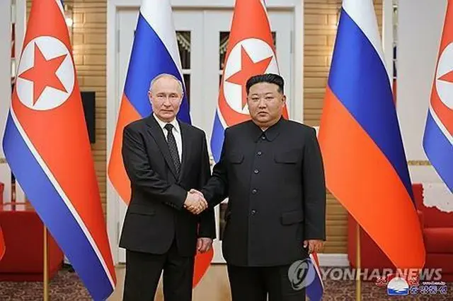握手を交わす金正恩氏（右）とプーチン氏（資料写真）＝（朝鮮中央通信＝聯合ニュース）≪転載・転用禁止≫