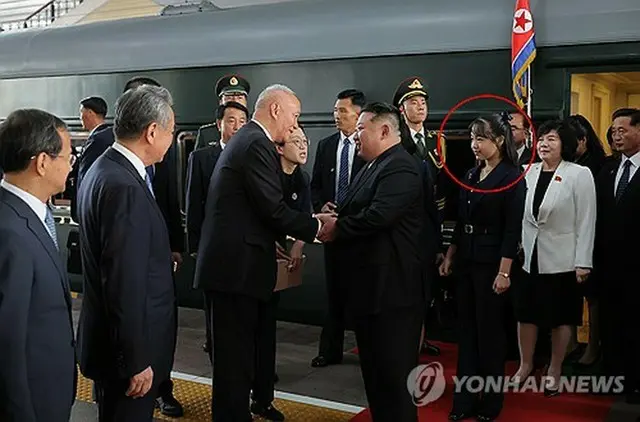 北朝鮮の朝鮮中央通信は２日、金正恩氏が北京に到着したと報じた。公開した写真には娘のジュエ氏（赤い丸）の姿も写っている＝（朝鮮中央通信＝聯合ニュース）≪転載・転用禁止≫