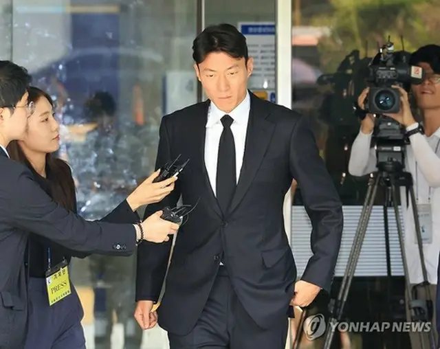 有罪判決を受け裁判所を出る黄義助氏＝４日、ソウル（聯合ニュース）