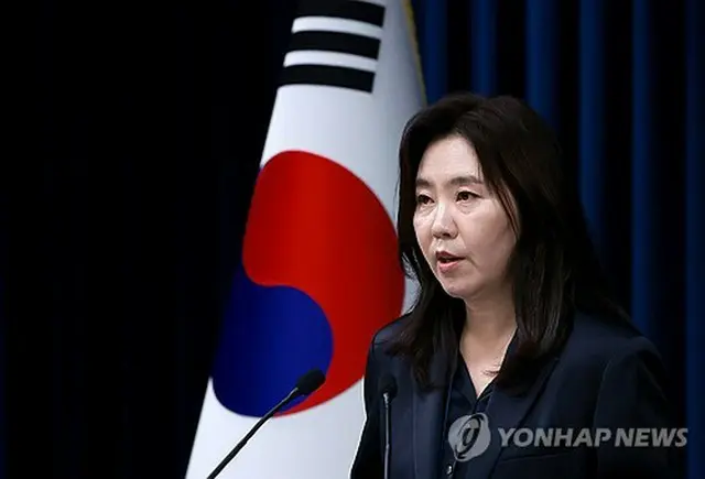 ２日の記者会見に臨む姜由楨報道官＝（聯合ニュース）
