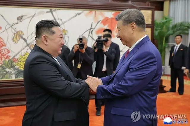 北朝鮮の金正恩（キム・ジョンウン）国務委員長（朝鮮労働党総書記、左）が４日、中国の習近平国家主席と会談した。朝鮮中央通信が５日報じた＝（聯合ニュース）≪転載・転用禁止≫