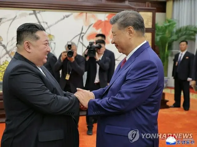 北朝鮮の金正恩（キム・ジョンウン）国務委員長（朝鮮労働党総書記、左）が４日、中国の習近平国家主席と会談した。朝鮮中央通信が５日報じた＝（聯合ニュース）≪転載・転用禁止≫