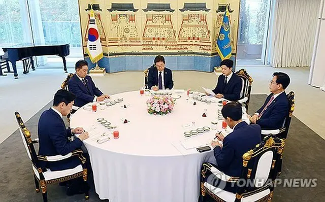６月２２日、与野党の執行部と昼食会を行う李大統領＝（聯合ニュース）