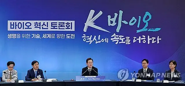 討論会で発言する李在明大統領（中央）＝５日、仁川（聯合ニュース）