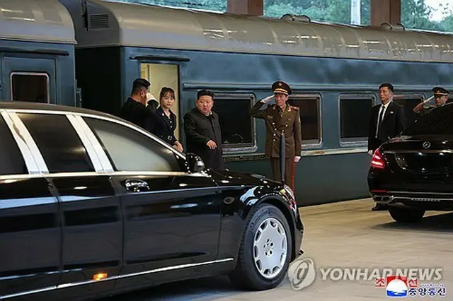 列車から降りる金正恩氏と娘のジュエ氏＝（朝鮮中央通信＝聯合ニュース）≪転載・転用禁止≫