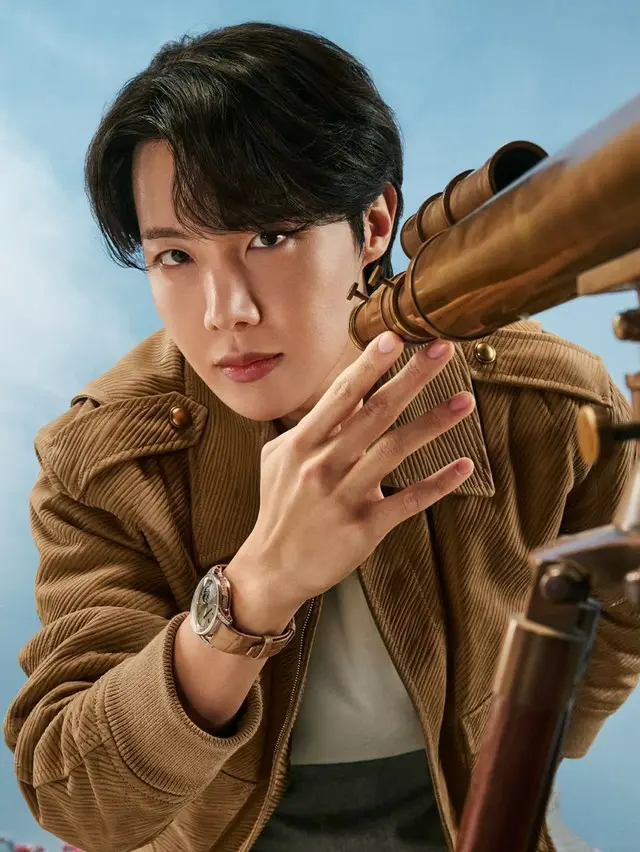 「BTS」J-HOPE、すてきな秋ファッションを披露…時計がポイント01