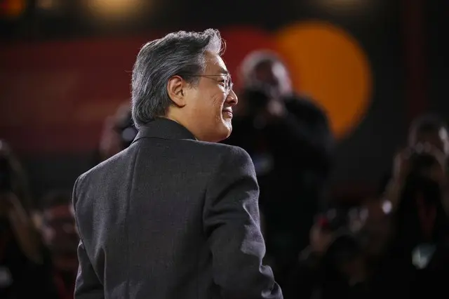 イ・ビョンホン主演映画「仕方ない」、ベニス受賞ならず…パク・チャヌク監督「すでに大きな賞をもらった気分」