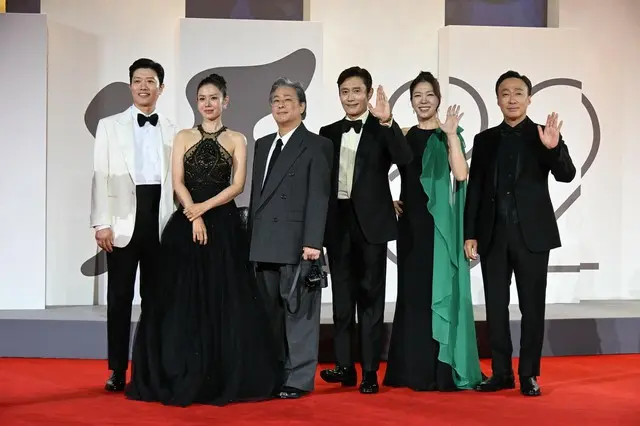 イ・ビョンホン主演映画「仕方ない」、ベニス受賞ならず…パク・チャヌク監督「すでに大きな賞をもらった気分」