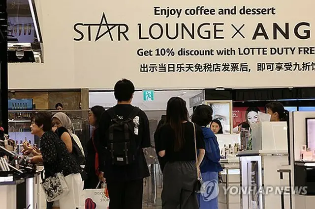 ソウル市内の免税店を訪れた外国人観光客ら＝７日、ソウル（聯合ニュース）