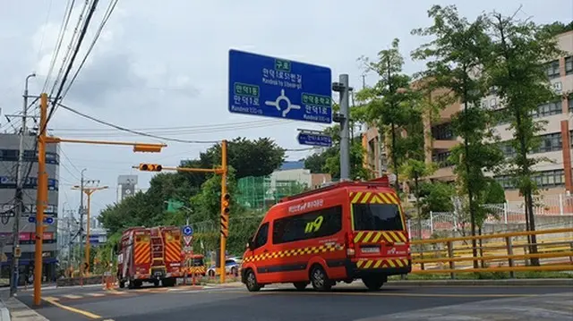 学校に向かう消防の車両（読者提供）＝（聯合ニュース）≪転載・転用禁止≫
