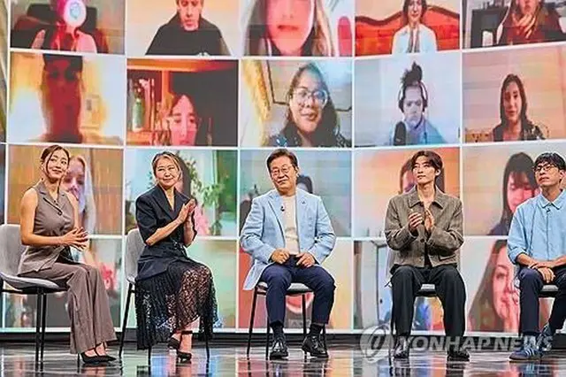 ８月２０日、英語放送局「アリラン国際放送」で放送された「Ｋ―ＰＯＰ：Ｔｈｅ　Ｎｅｘｔ　Ｃｈａｐｔｅｒ」に出演した李在明（イ・ジェミョン）大統領（中央）＝（聯合ニュース）