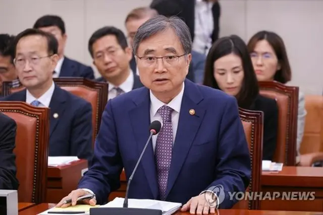 国会外交統一委員会で答弁する趙顕・外交部長官＝８日、ソウル（聯合ニュース）