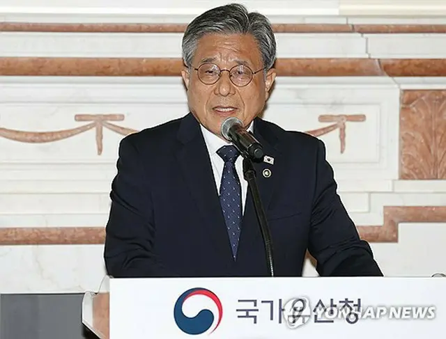 記者会見を行う許庁長＝８日、ソウル（聯合ニュース）
